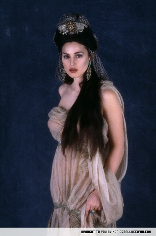 Monica_Bellucci_--_Stills___1992_l_Dracula_001.jpg