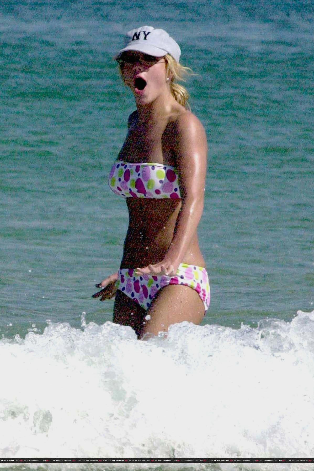 Britney_Spears_--_2001_l_Mix_In_Bikini_08.jpg