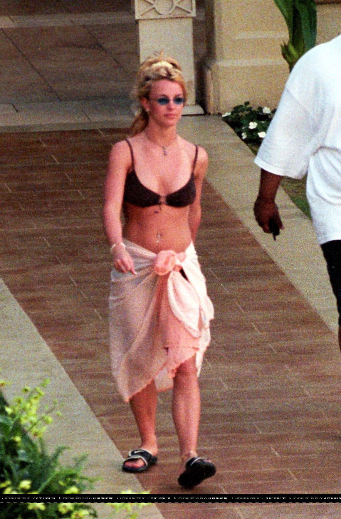 Britney_Spears_--_2002_l_Mix_In_Bikini_03.jpg