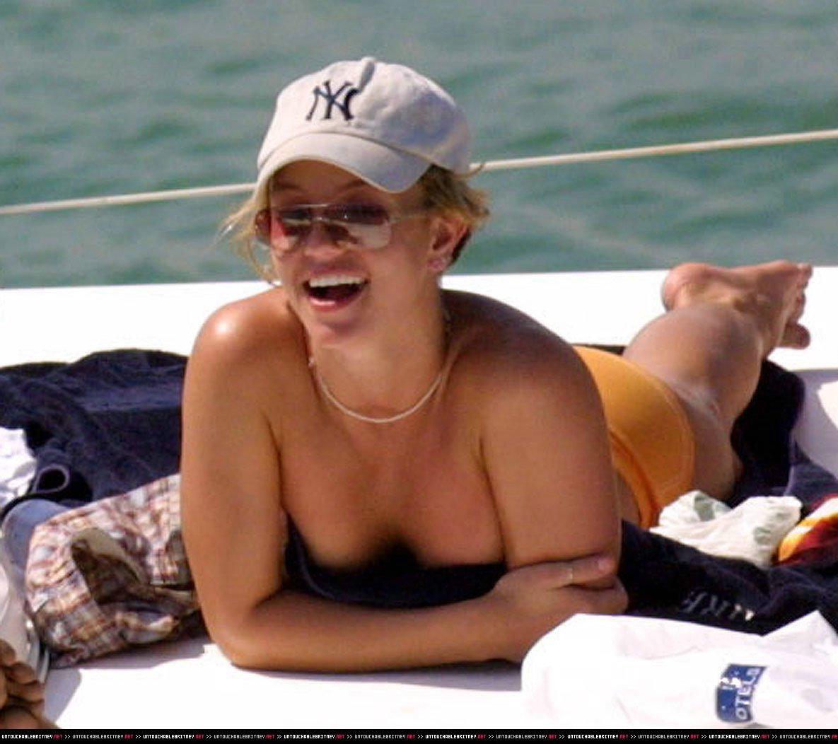 Britney_Spears_--_2002_l_Mix_In_Bikini_07.jpg