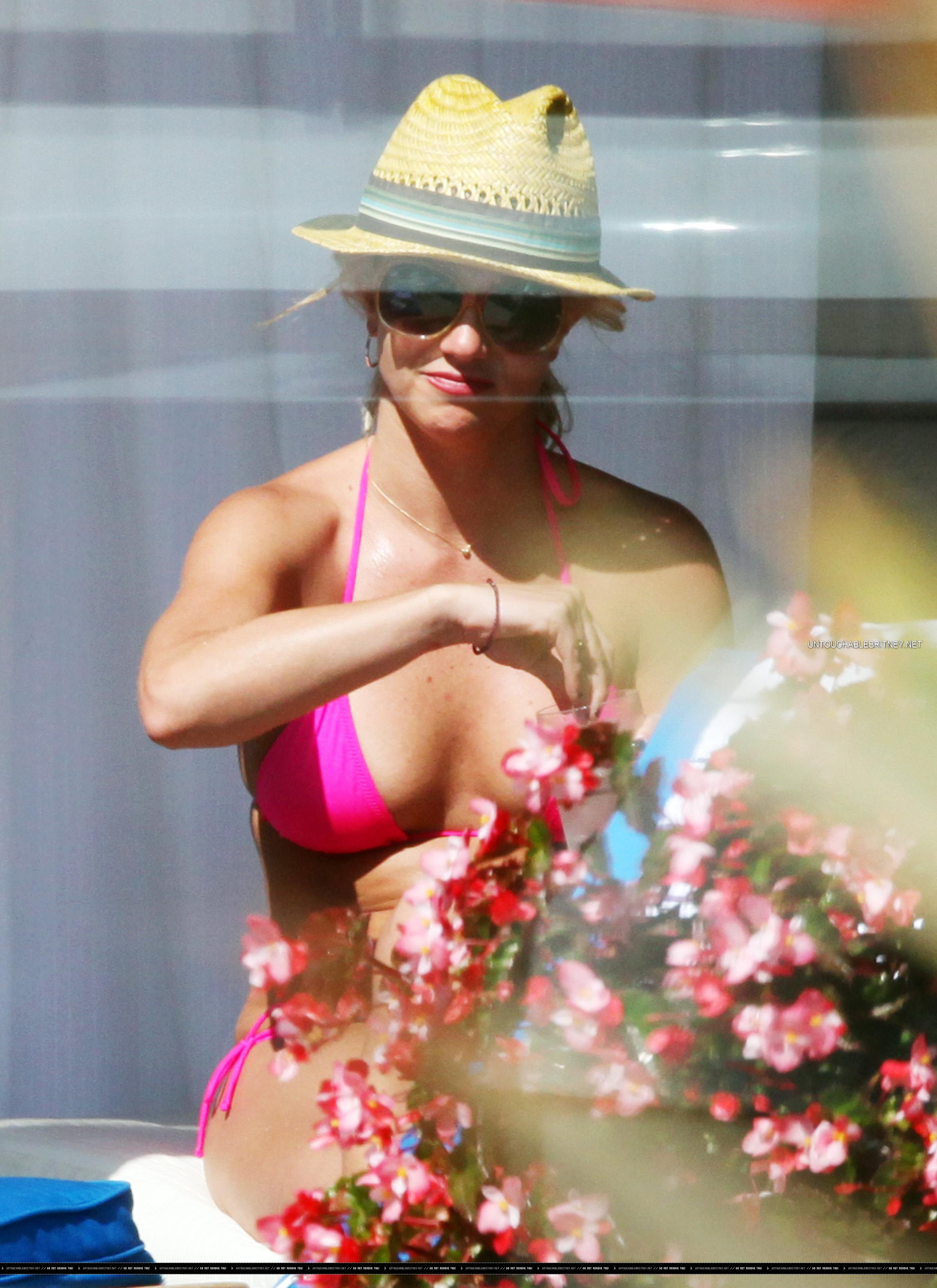Britney_Spears_--_2009___Mix_In_Bikini_20.jpg