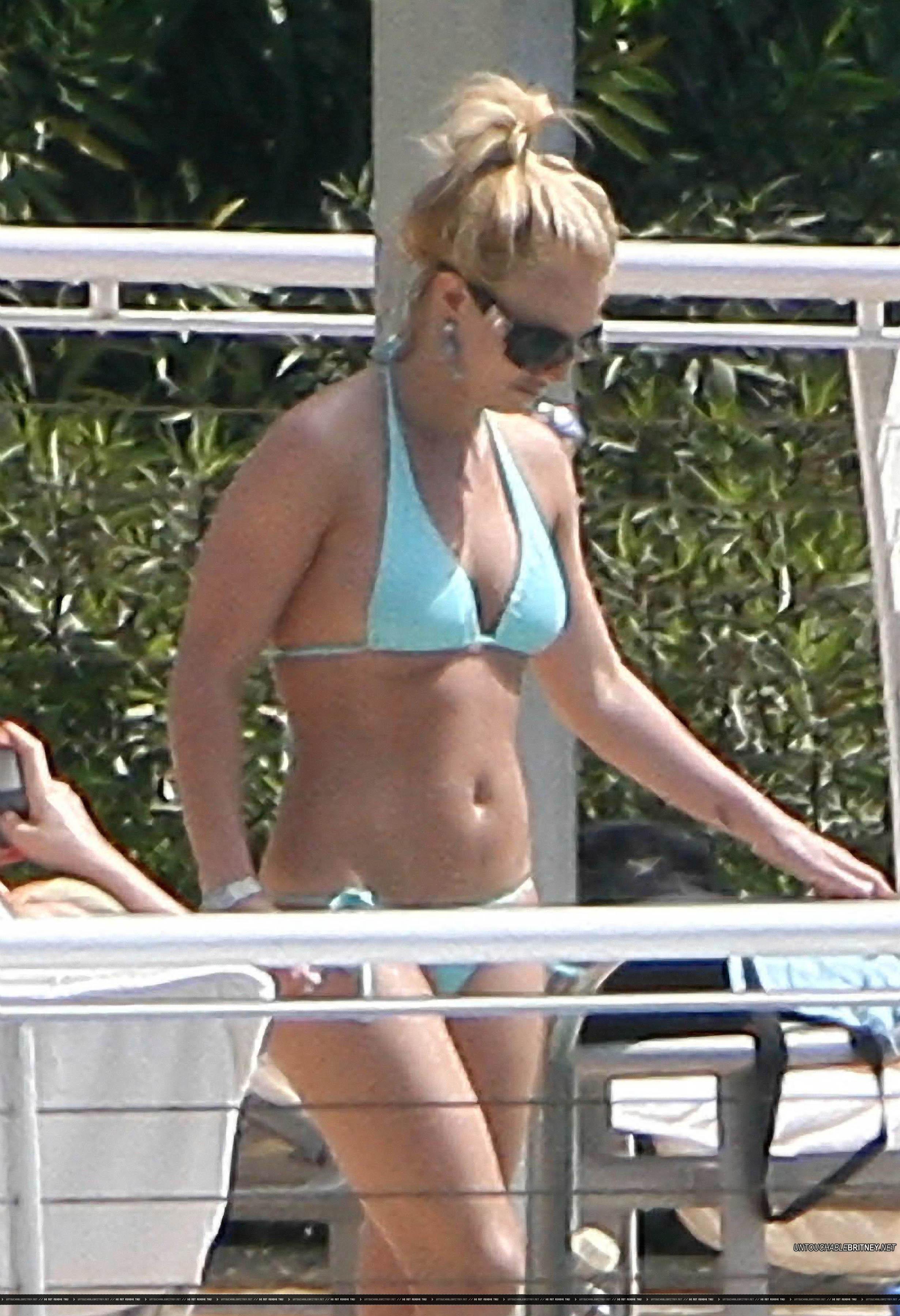 Britney_Spears_--_2009___Mix_In_Bikini_04.jpg