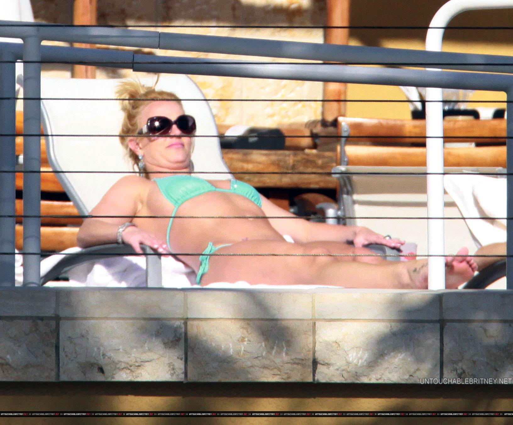 Britney_Spears_--_L2009___Mix_In_Bikini_02.jpg