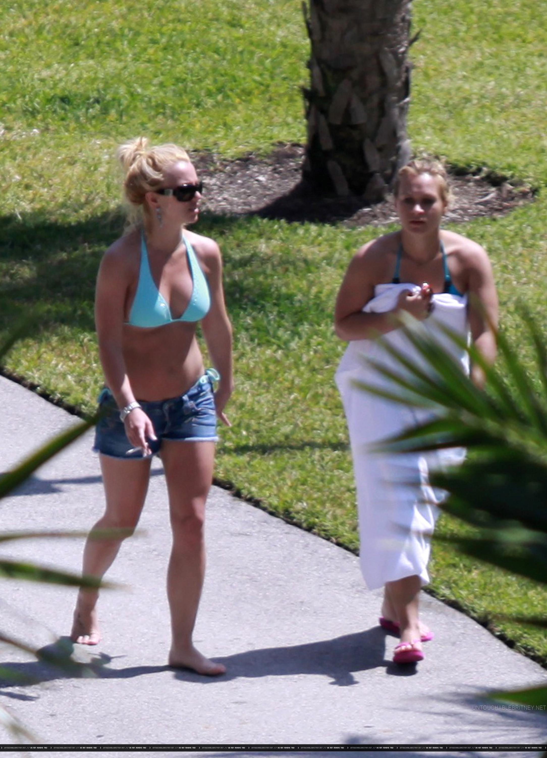 Britney_Spears_--_2009___Mix_In_Bikini_03.jpg