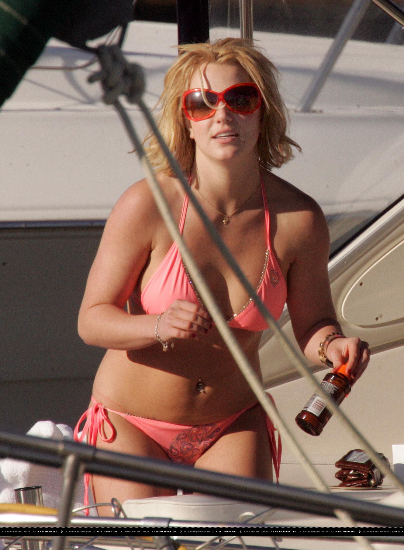 Britney_Spears_--_2007___Mix_In_Bikini_02.jpg