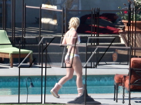 Britney_Spears_--_L2009___Mix_In_Bikini_01.JPG