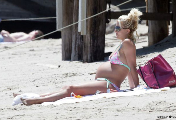 Britney_Spears_--_L2006___Mix_In_Bikini_03.jpg