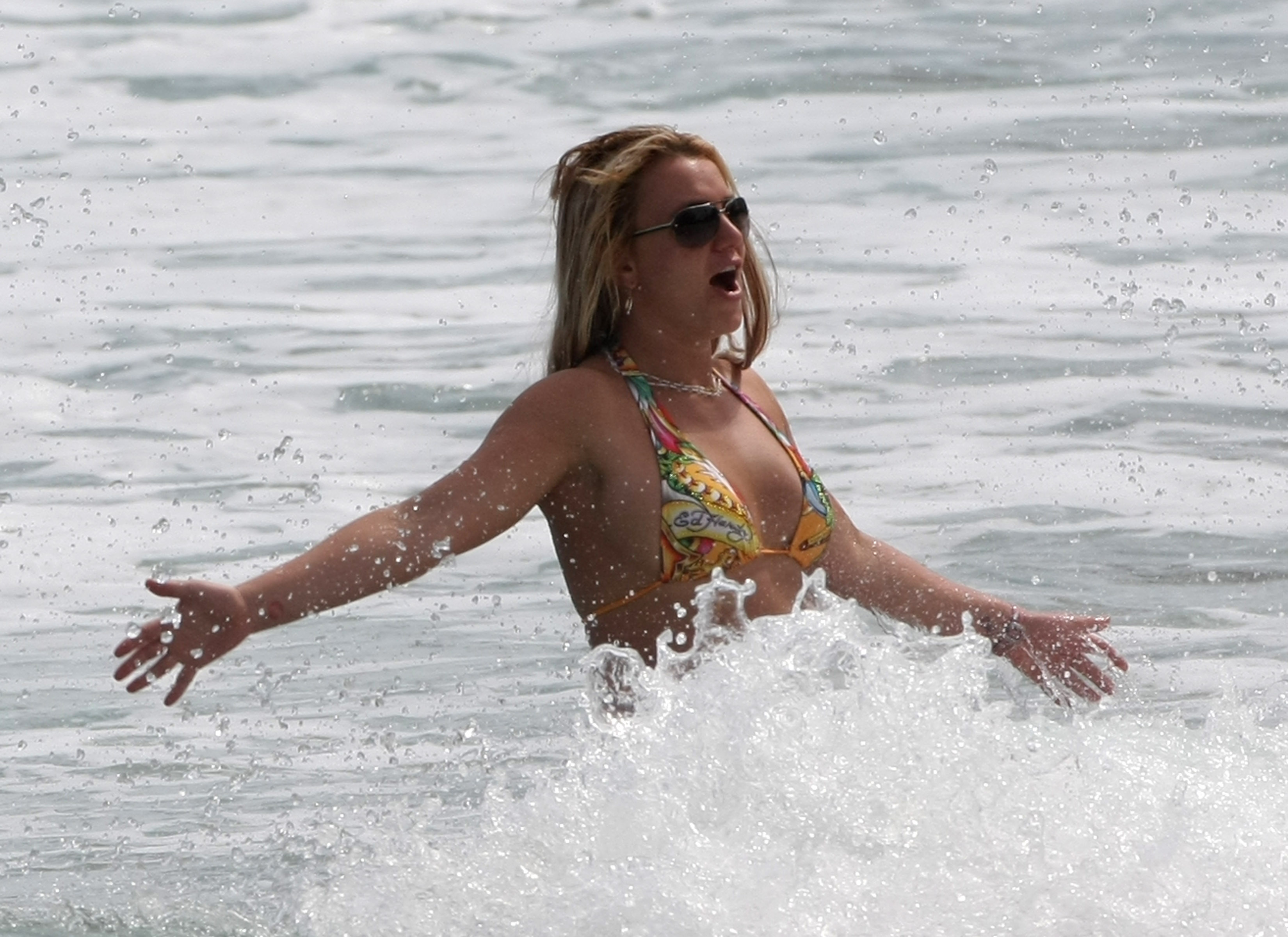 Britney_Spears_--_L2008___Mix_In_Bikini_02.jpg