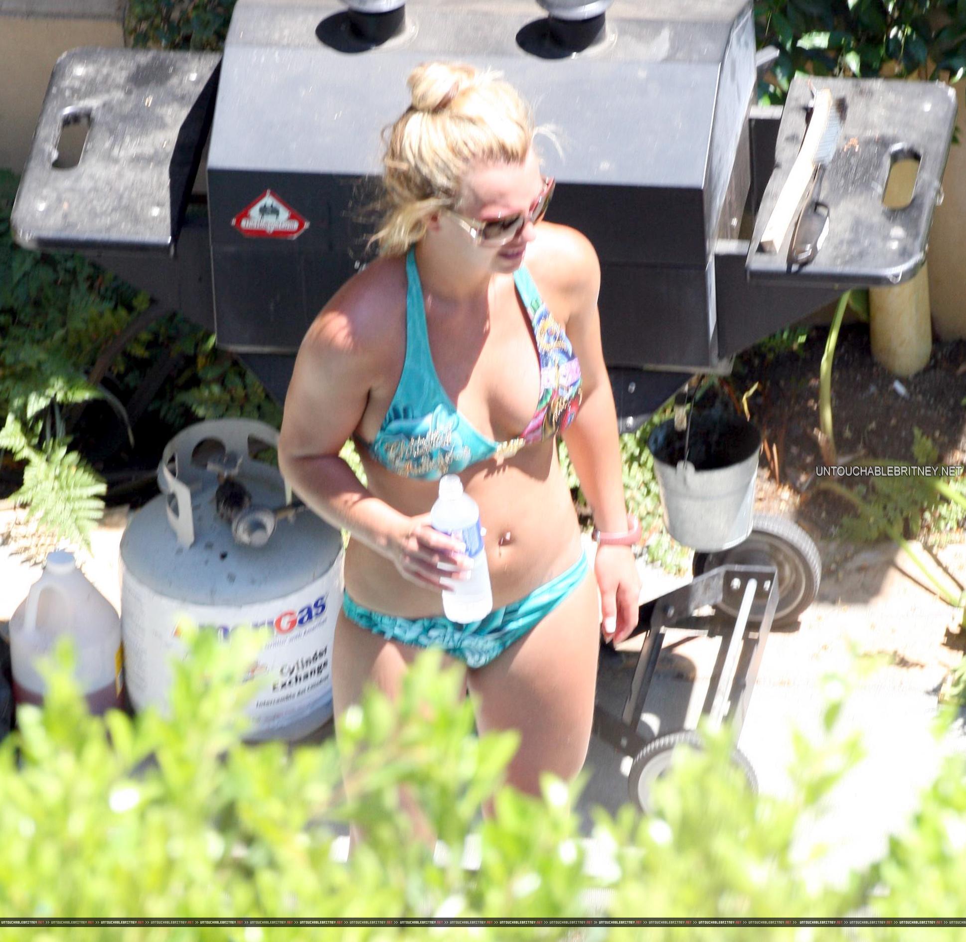Britney_Spears_--_2008___Mix_In_Bikini_16.jpg