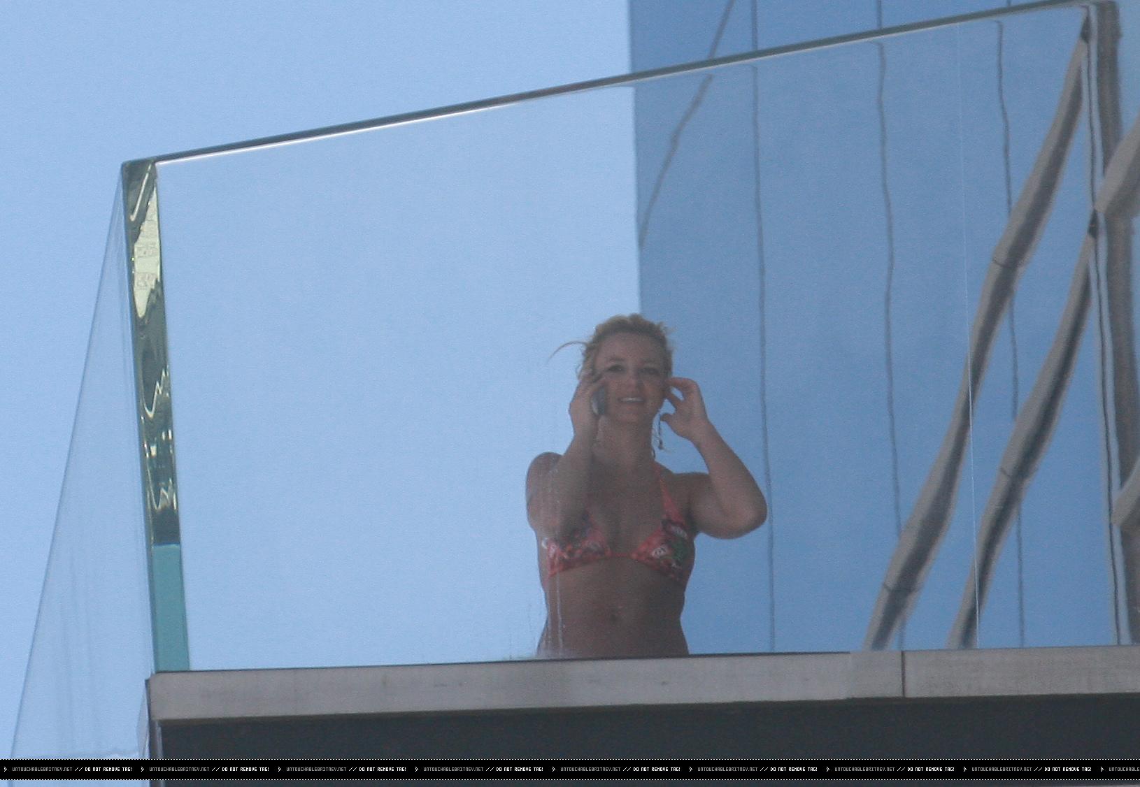 Britney_Spears_--_L2008___Mix_In_Bikini_04.jpg