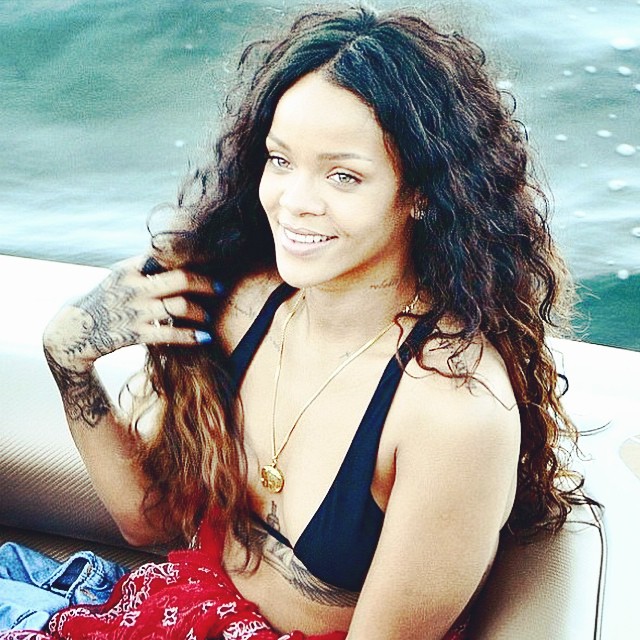 Rihanna_--_Mix_Of_Social_Network_029.jpg