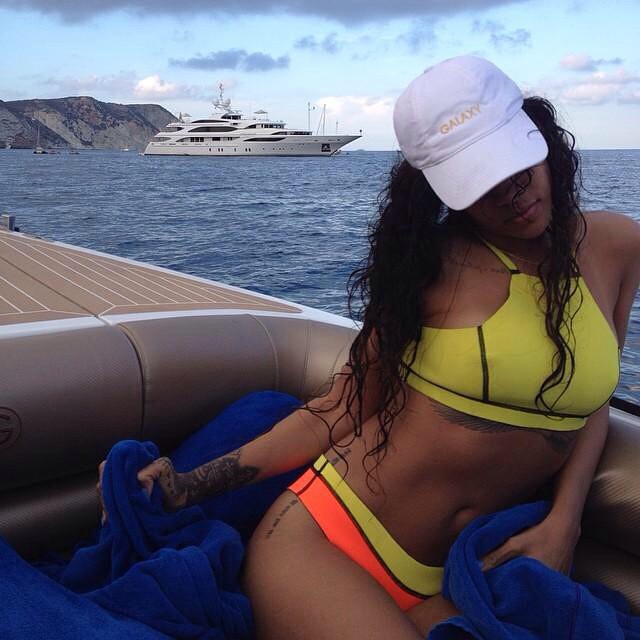 Rihanna_--_Mix_Of_Social_Network_028.jpg