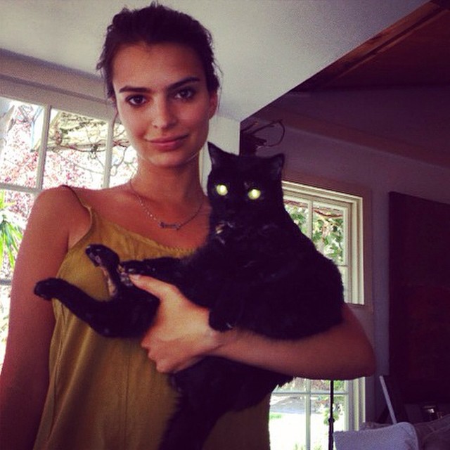 Emily_Ratalkowski_--_Mix_Of_Social_Network_007.jpg