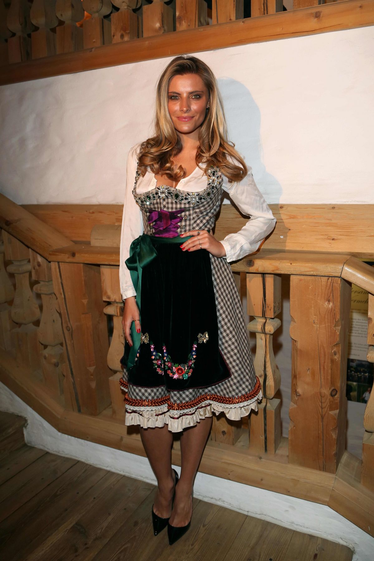 sophia-thomalla-on-the-wei-wursparty-in-stanglwirt_10.jpg