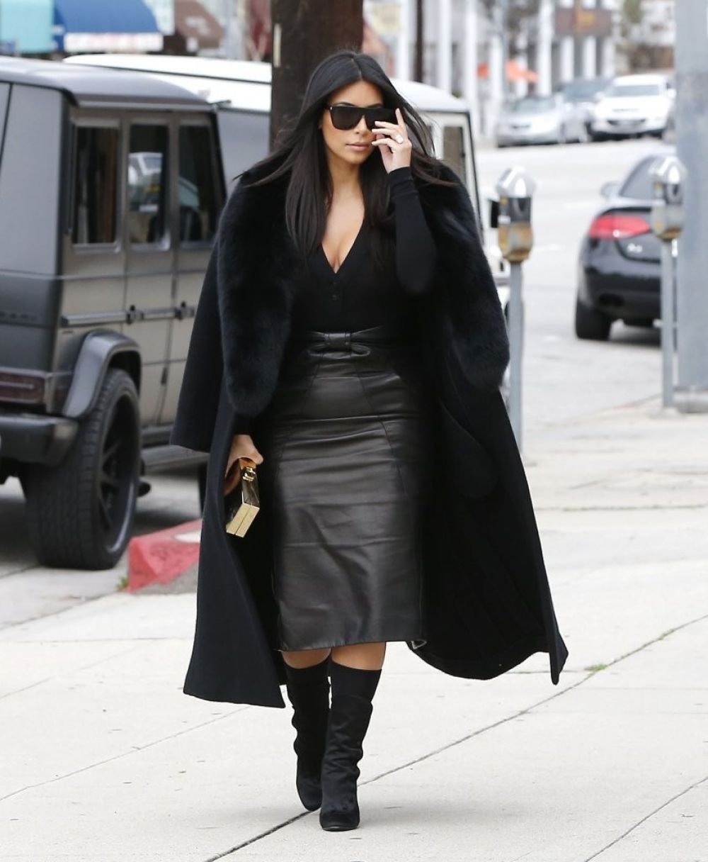 kim-kardashian-arrives-at-a-sporting-store-in-los-angeles_17.jpg
