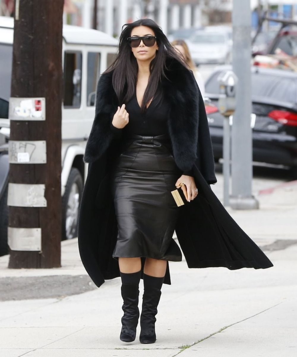 kim-kardashian-arrives-at-a-sporting-store-in-los-angeles_3.jpg