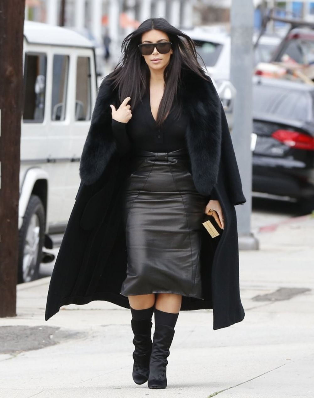 kim-kardashian-arrives-at-a-sporting-store-in-los-angeles_4.jpg