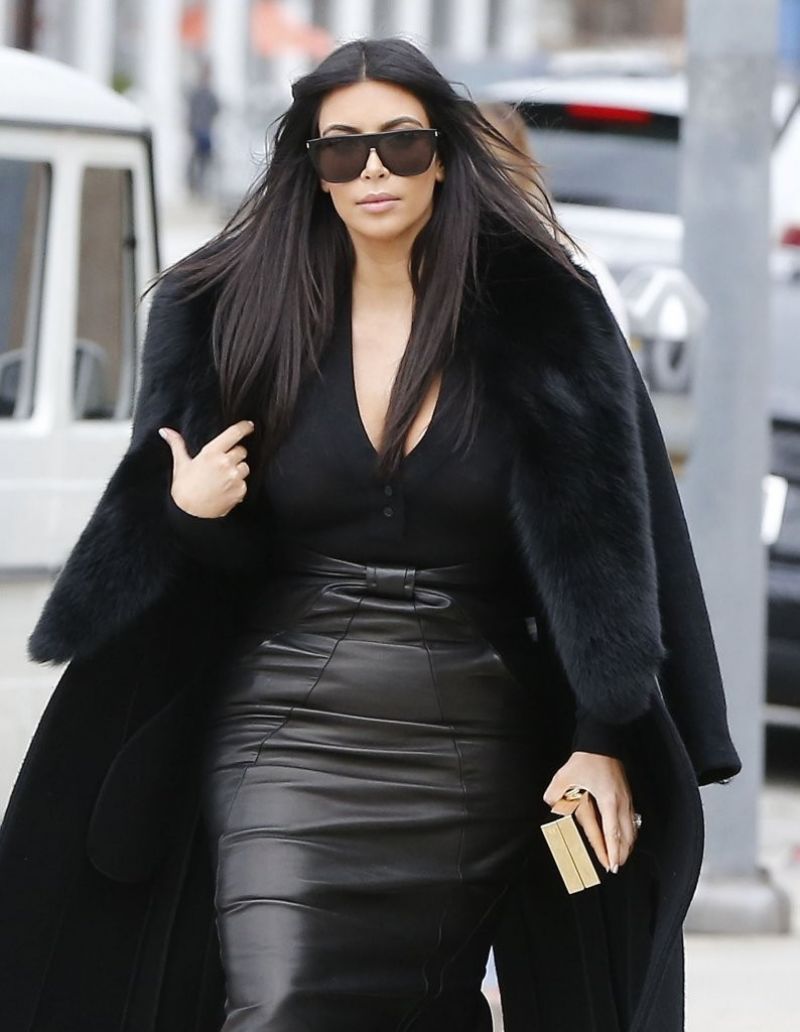 kim-kardashian-arrives-at-a-sporting-store-in-los-angeles_6.jpg