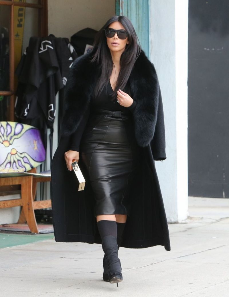 kim-kardashian-arrives-at-a-sporting-store-in-los-angeles_12.jpg