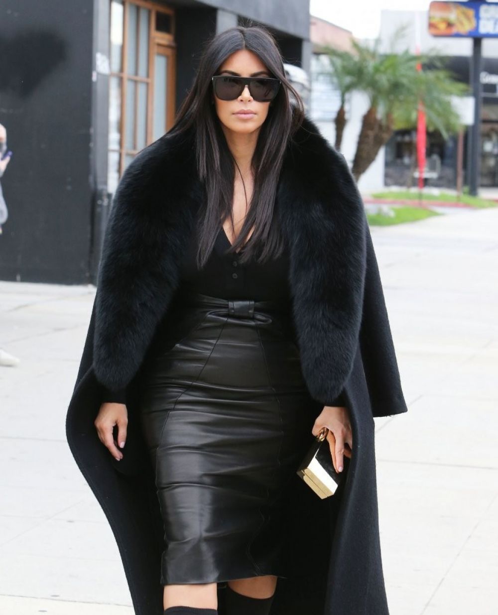 kim-kardashian-arrives-at-a-sporting-store-in-los-angeles_10.jpg