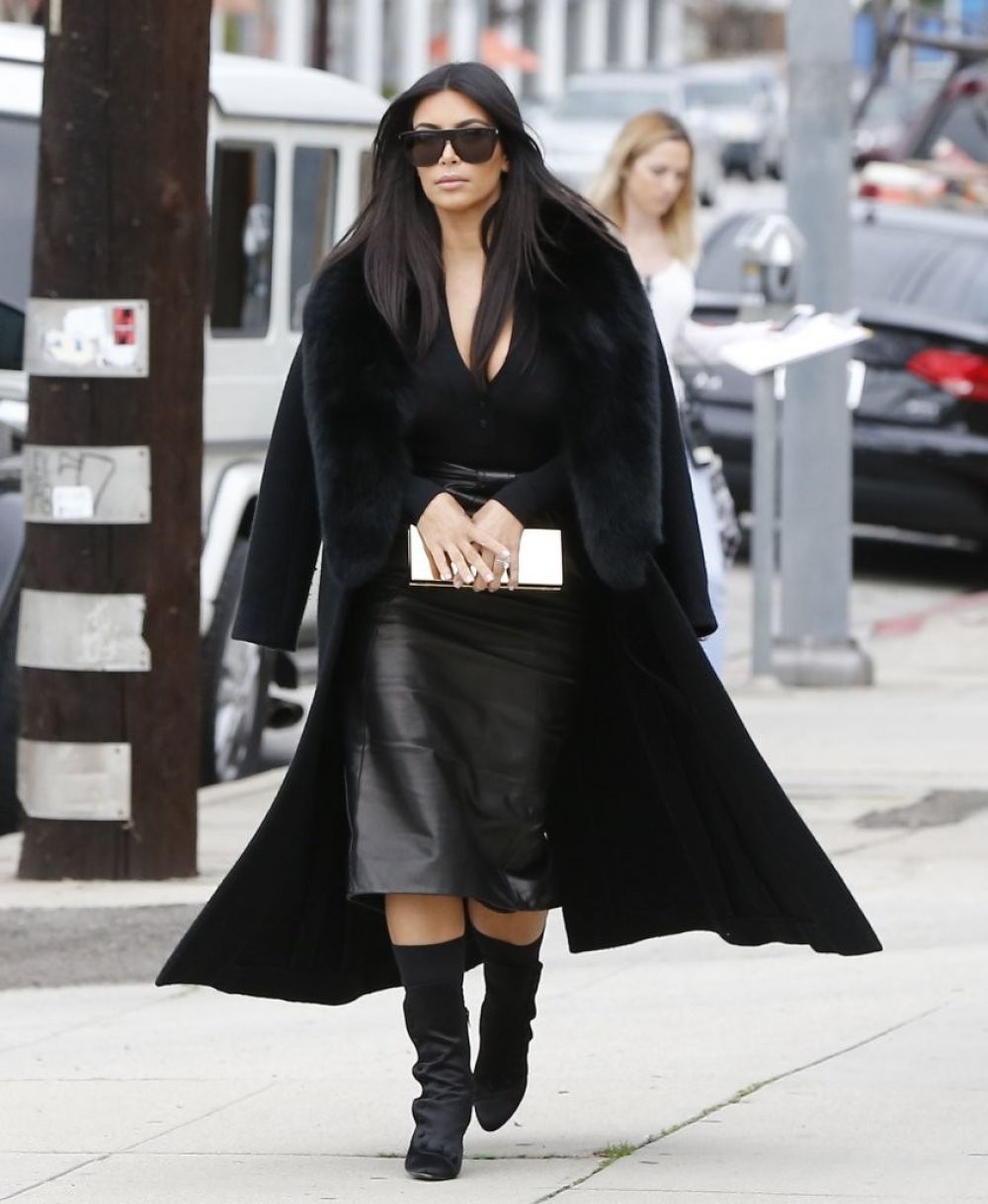 kim-kardashian-arrives-at-a-sporting-store-in-los-angeles_11.jpg