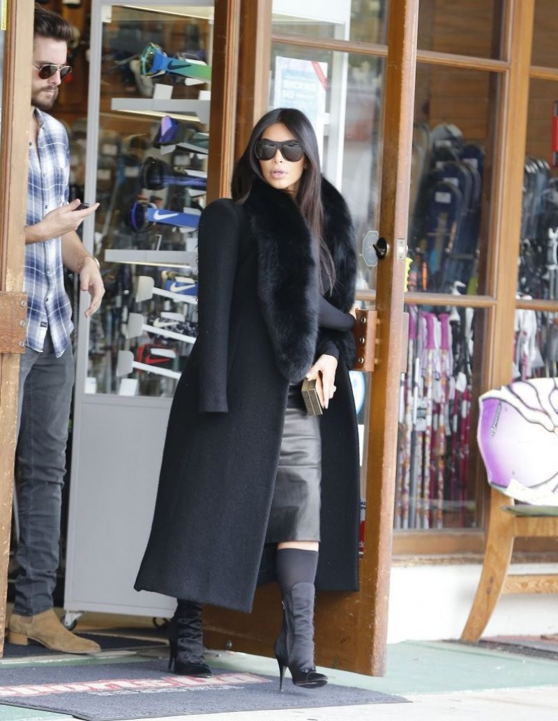 kim-kardashian-arrives-at-a-sporting-store-in-los-angeles_16.jpg