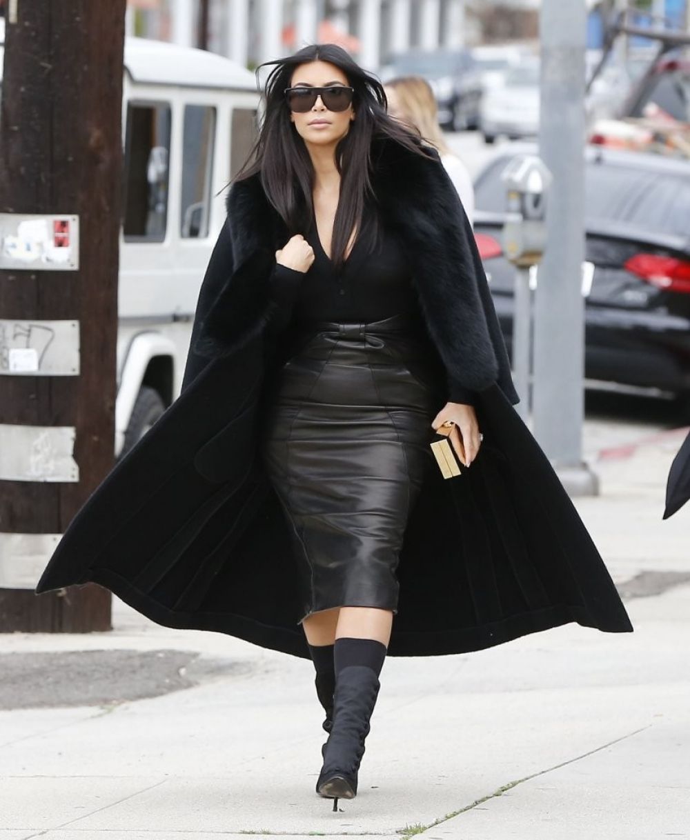 kim-kardashian-arrives-at-a-sporting-store-in-los-angeles_2.jpg