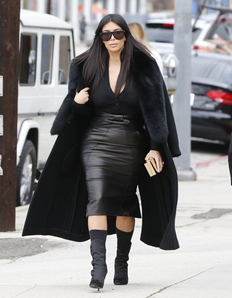 kim-kardashian-arrives-at-a-sporting-store-in-los-angeles_18.jpg