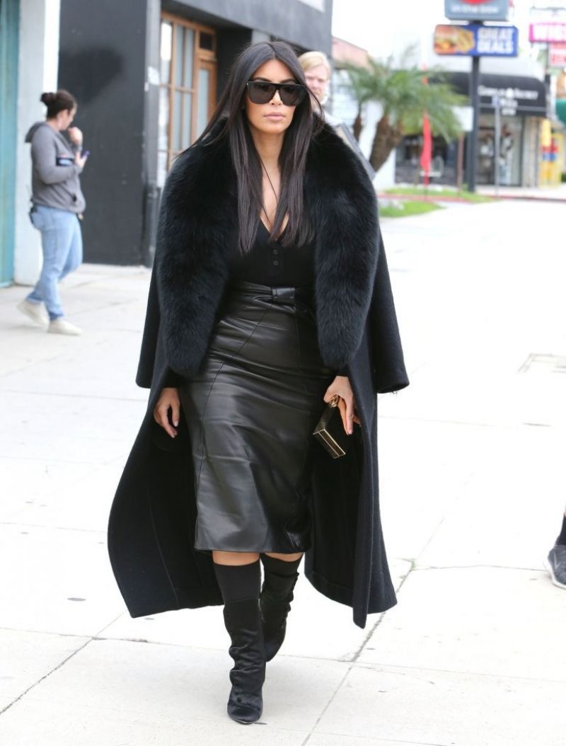 kim-kardashian-arrives-at-a-sporting-store-in-los-angeles_7.jpg