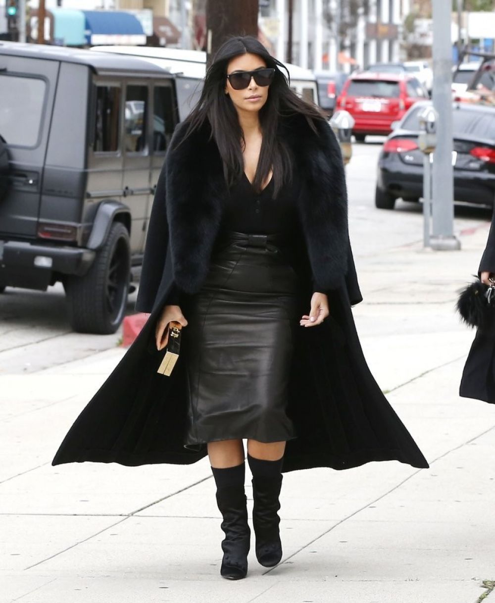 kim-kardashian-arrives-at-a-sporting-store-in-los-angeles_13.jpg