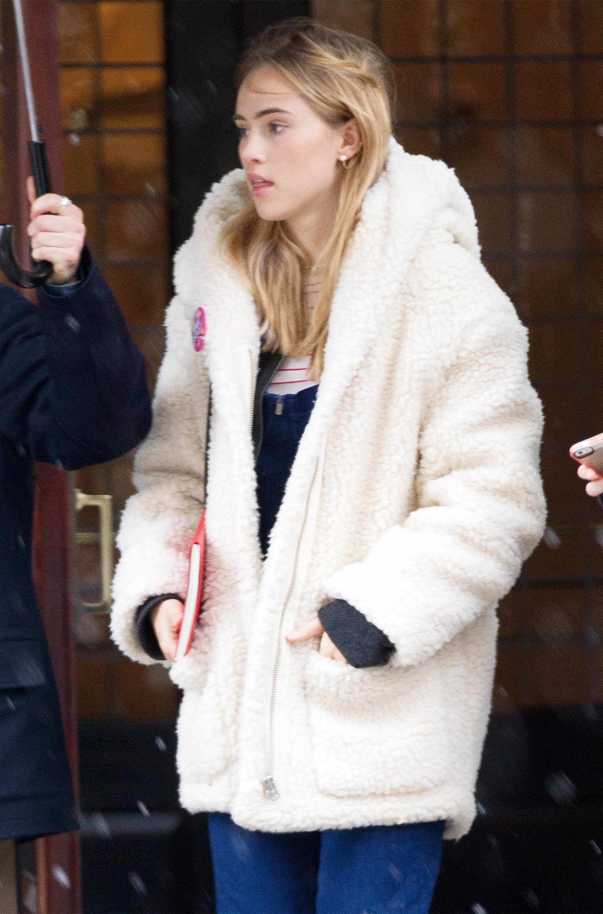 suki-waterhouse-leaving-the-greenwich-hotel-in-new-york-city-222015-2_thumb.jpg