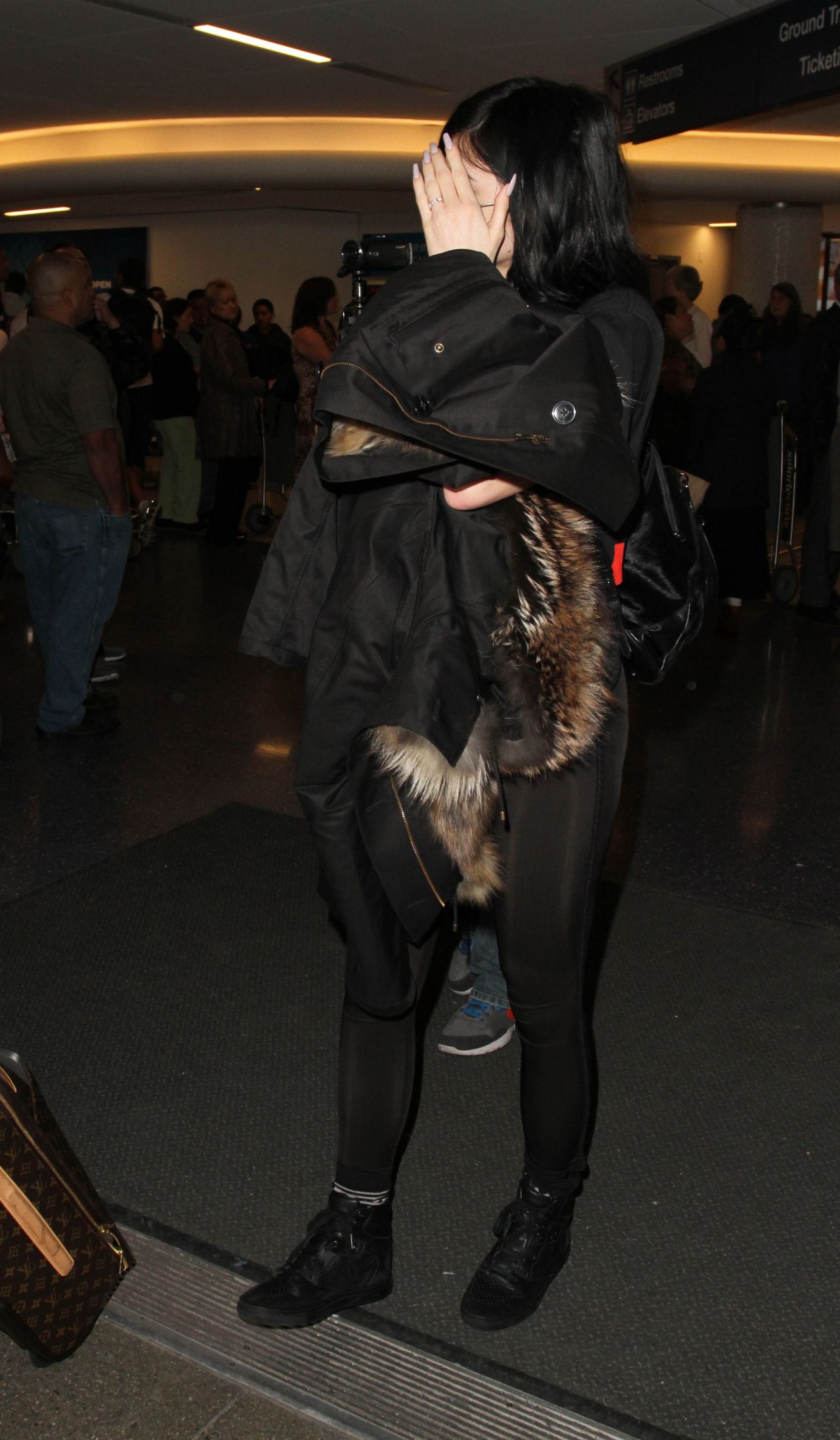 kylie-jenner-at-lax-airport-march-2015_6.jpg