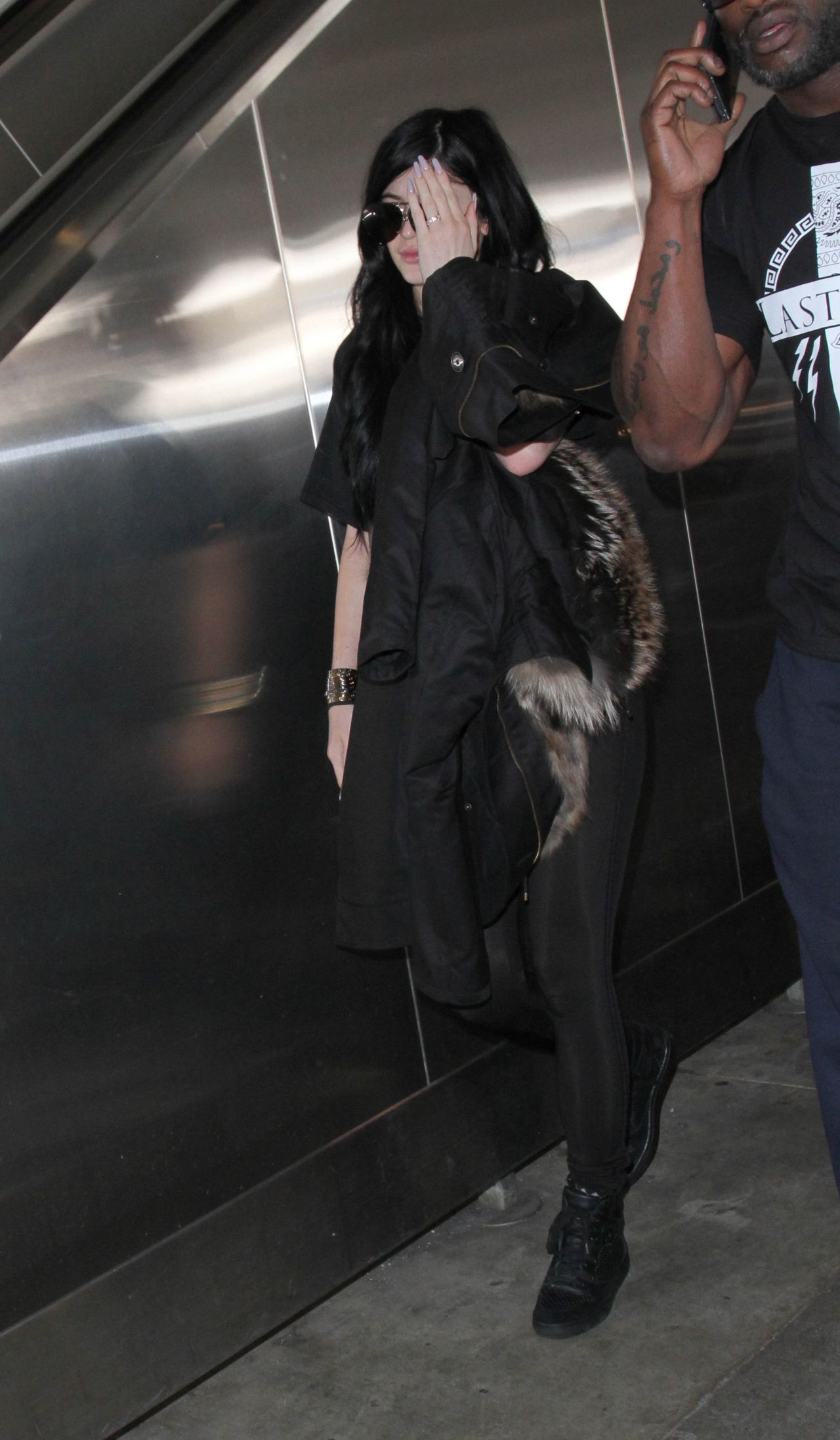 kylie-jenner-at-lax-airport-march-2015_8.jpg