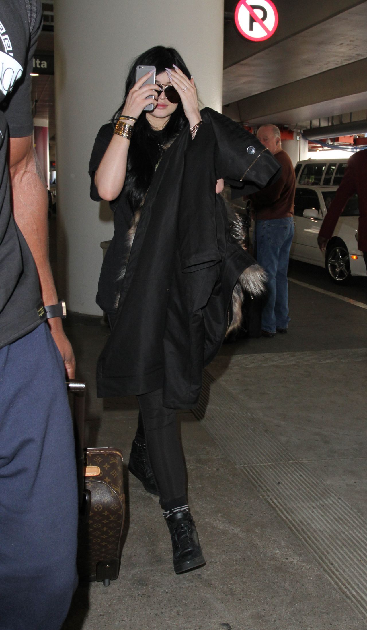 kylie-jenner-at-lax-airport-march-2015_1.jpg