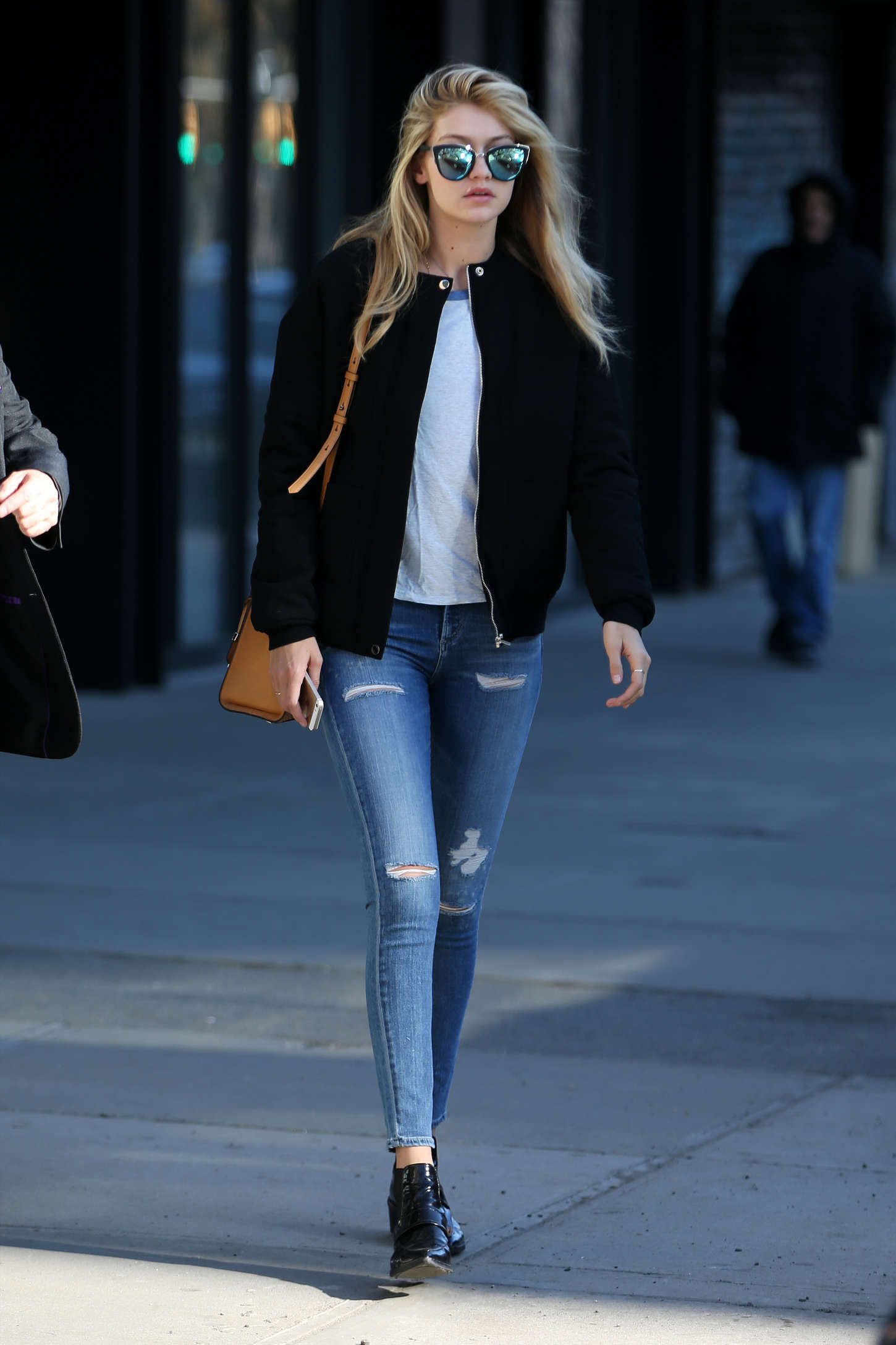 Gigi-Hadid-in-Tight-Jeans--08.jpg