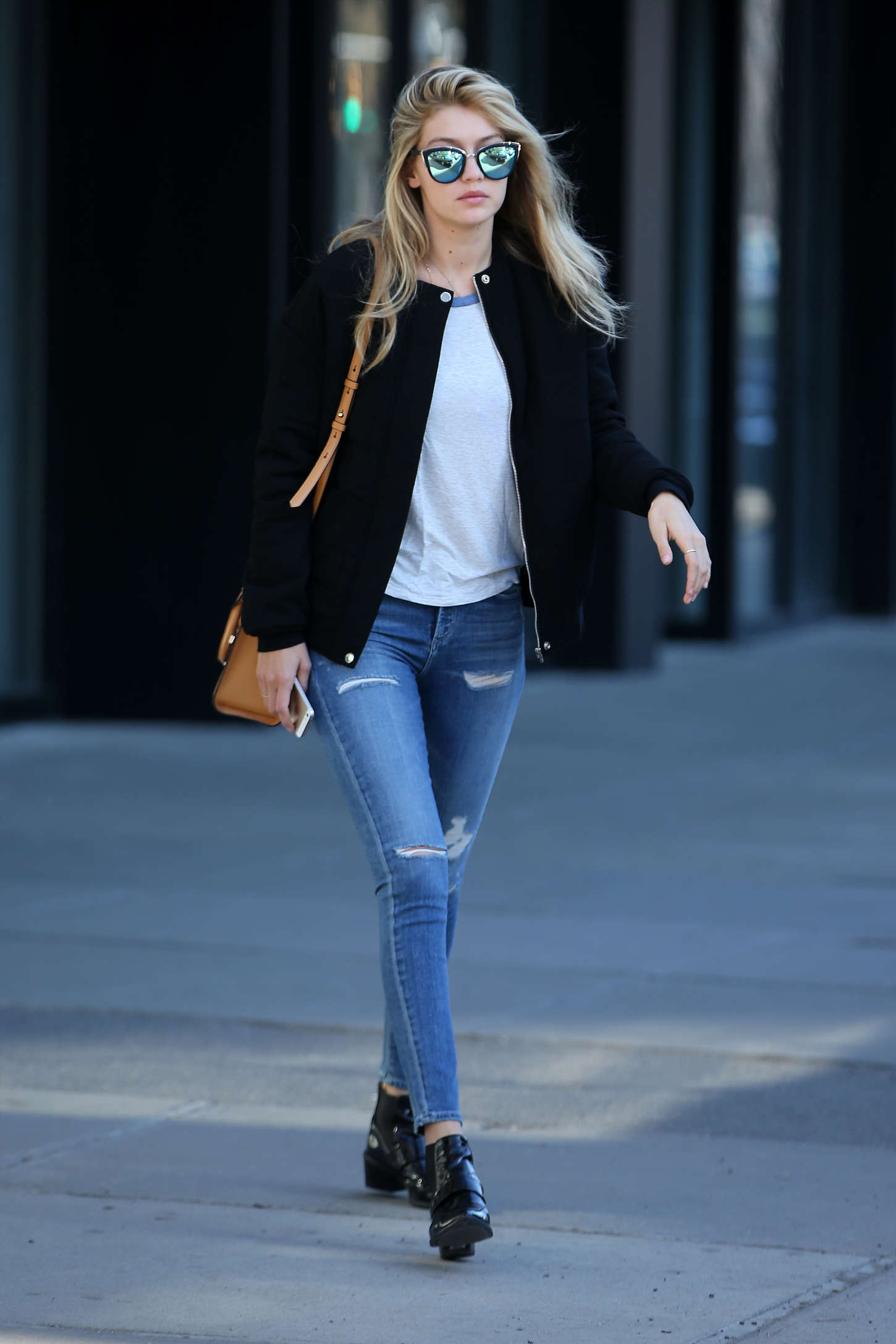 Gigi-Hadid-in-Tight-Jeans--19.jpg