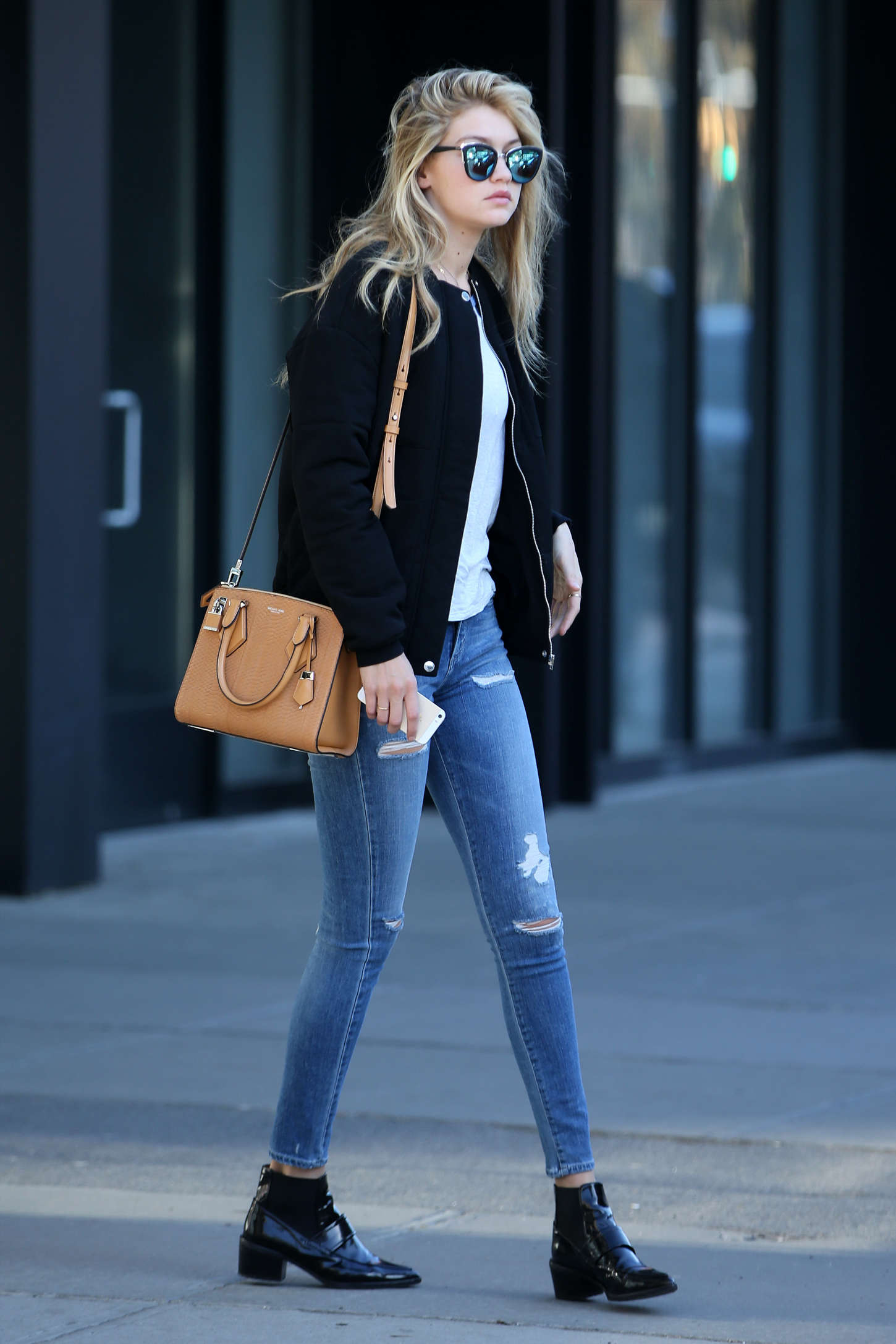 Gigi-Hadid-in-Tight-Jeans--02.jpg