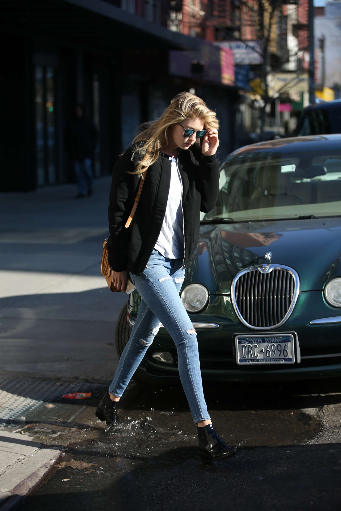 Gigi-Hadid-in-Tight-Jeans--01.jpg