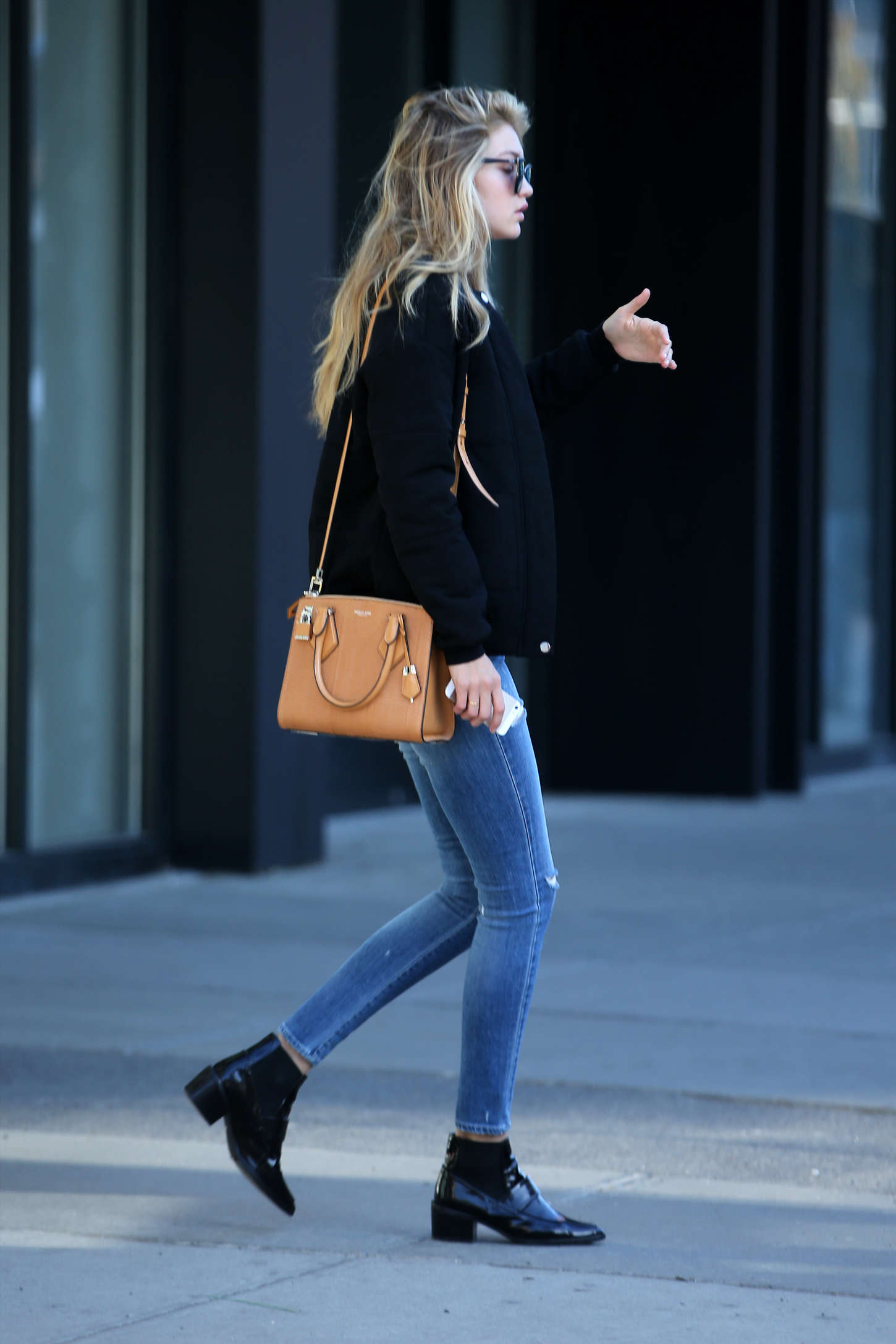 Gigi-Hadid-in-Tight-Jeans--18.jpg