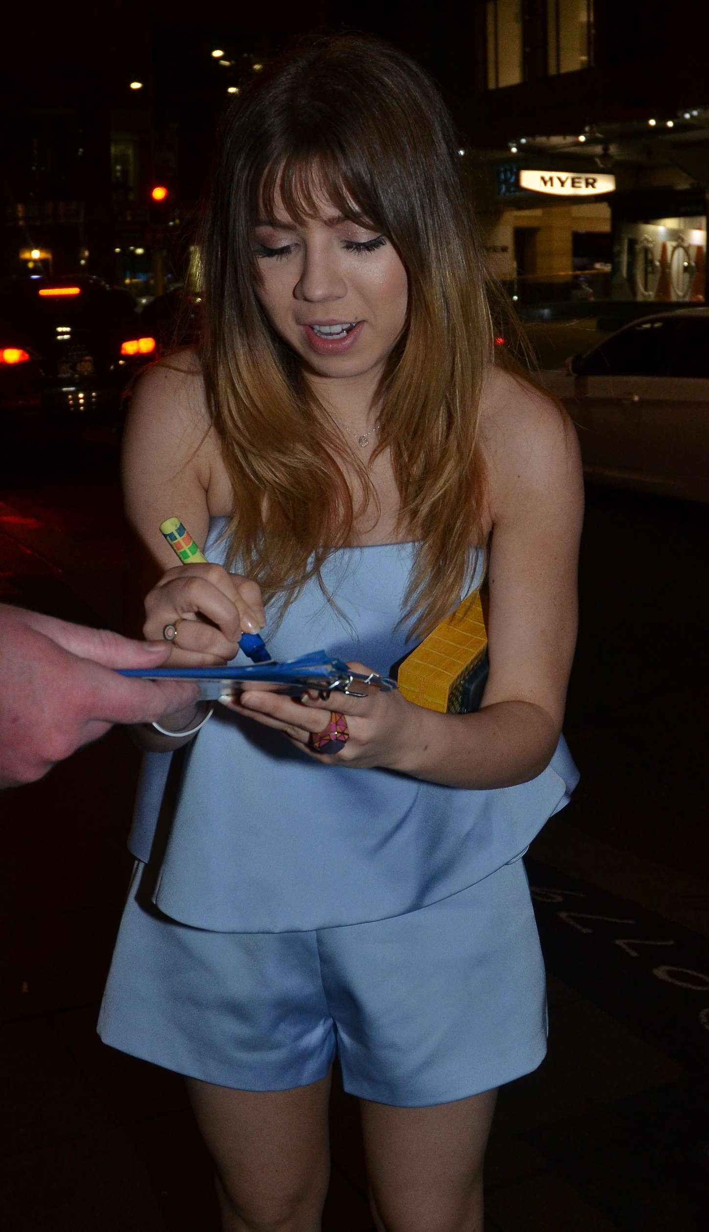 Jennette-McCurdy-Shows-her-Legs--17.jpg