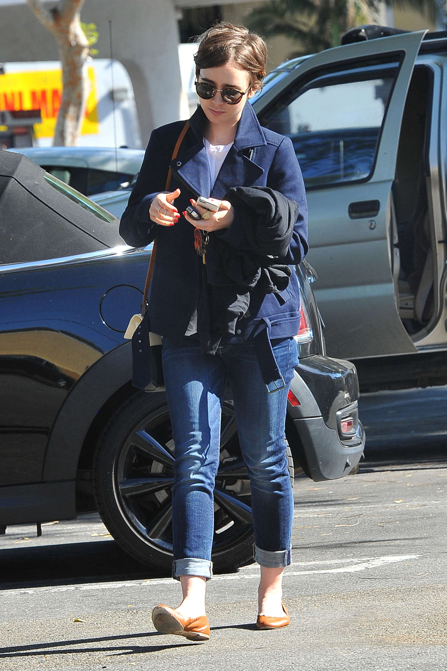 Lily-Collins-in-Jeans--23.jpg