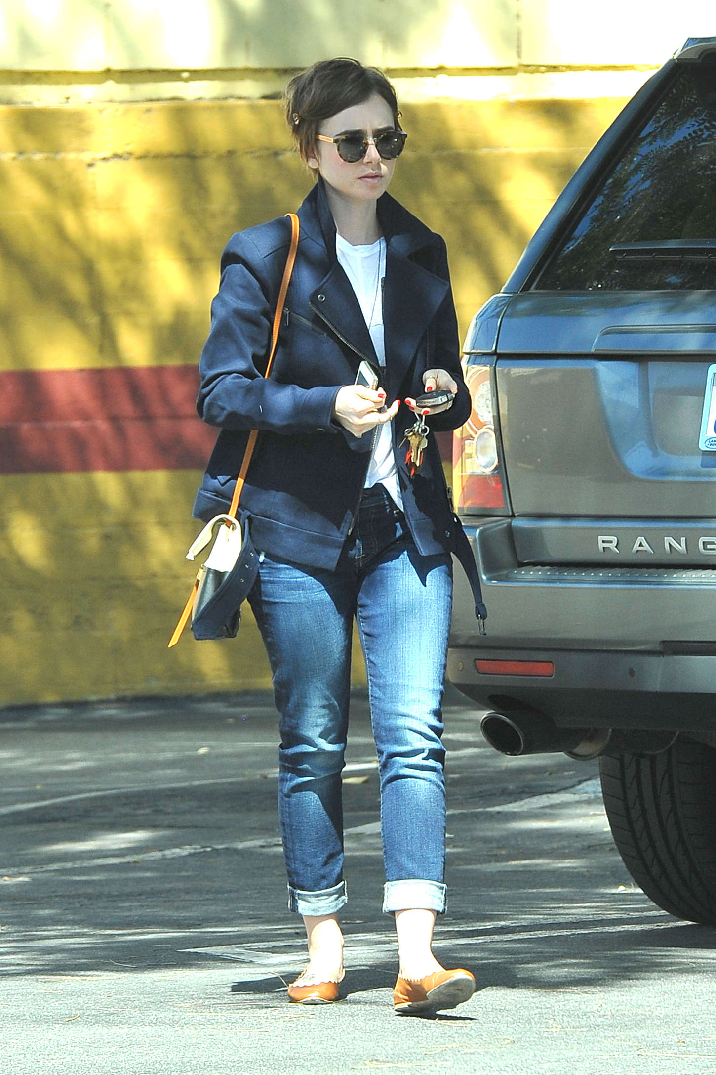 Lily-Collins-in-Jeans--15.jpg