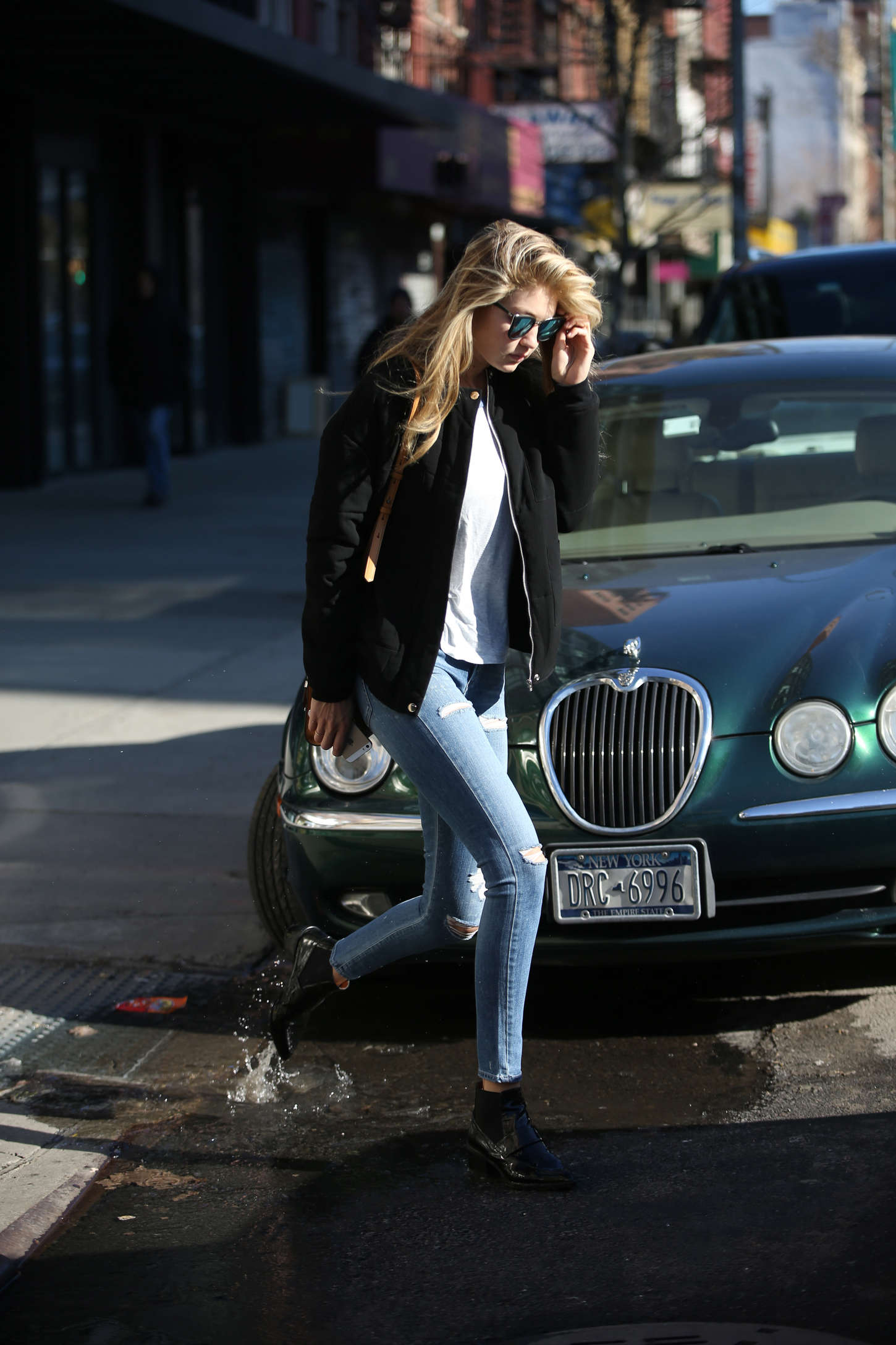 Gigi-Hadid-in-Tight-Jeans--17.jpg