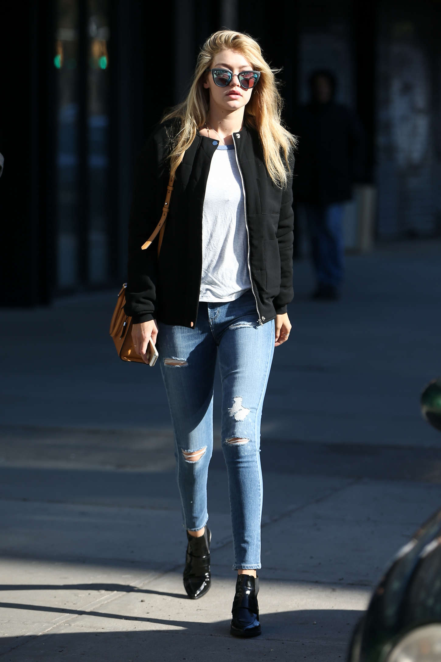Gigi-Hadid-in-Tight-Jeans--13.jpg