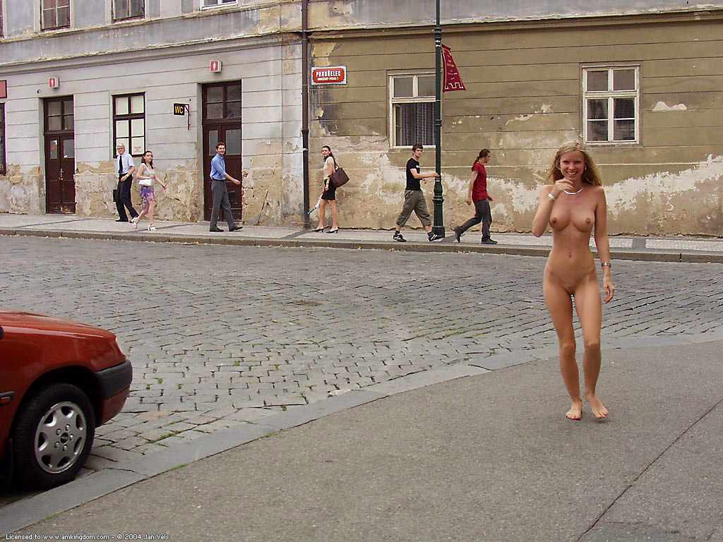 Flashing nude in public marketa