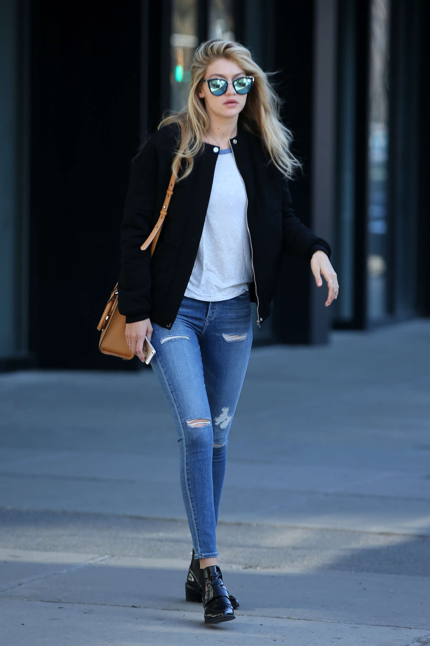 Gigi-Hadid-in-Tight-Jeans--06.jpg