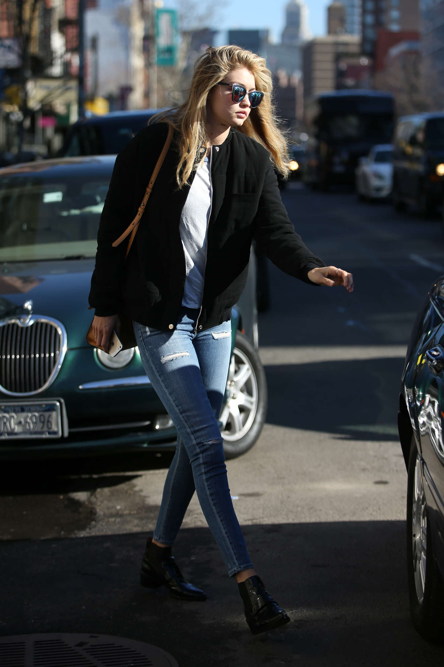 Gigi-Hadid-in-Tight-Jeans--04.jpg
