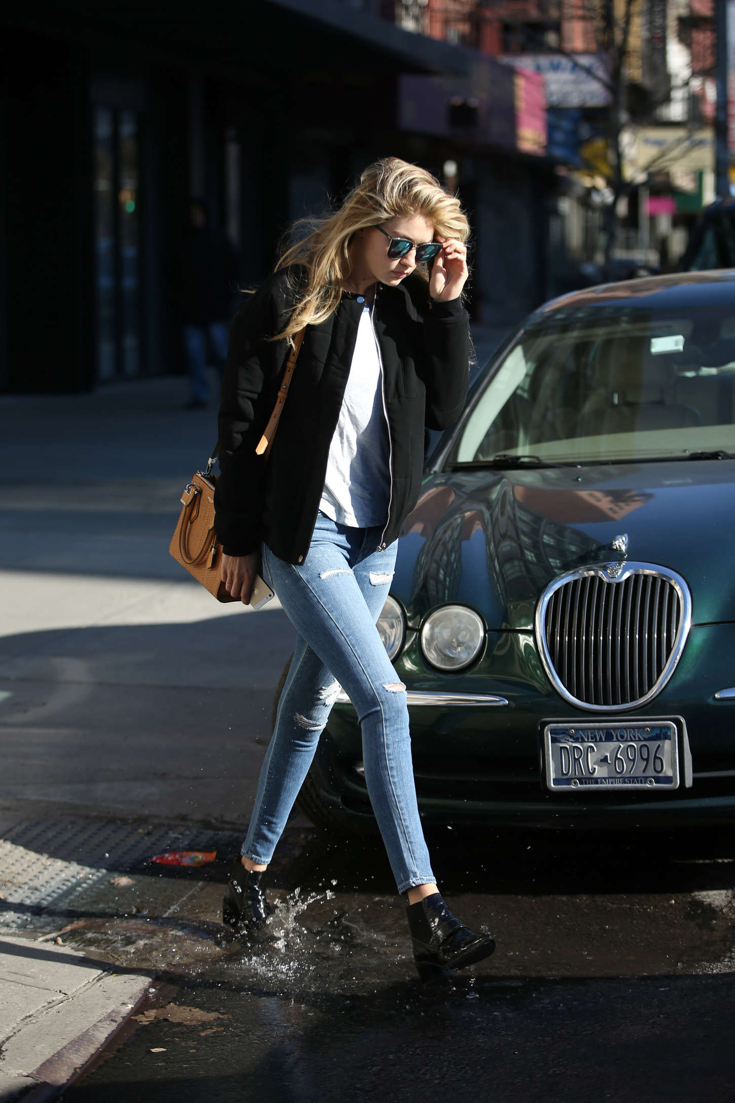 Gigi-Hadid-in-Tight-Jeans--12.jpg
