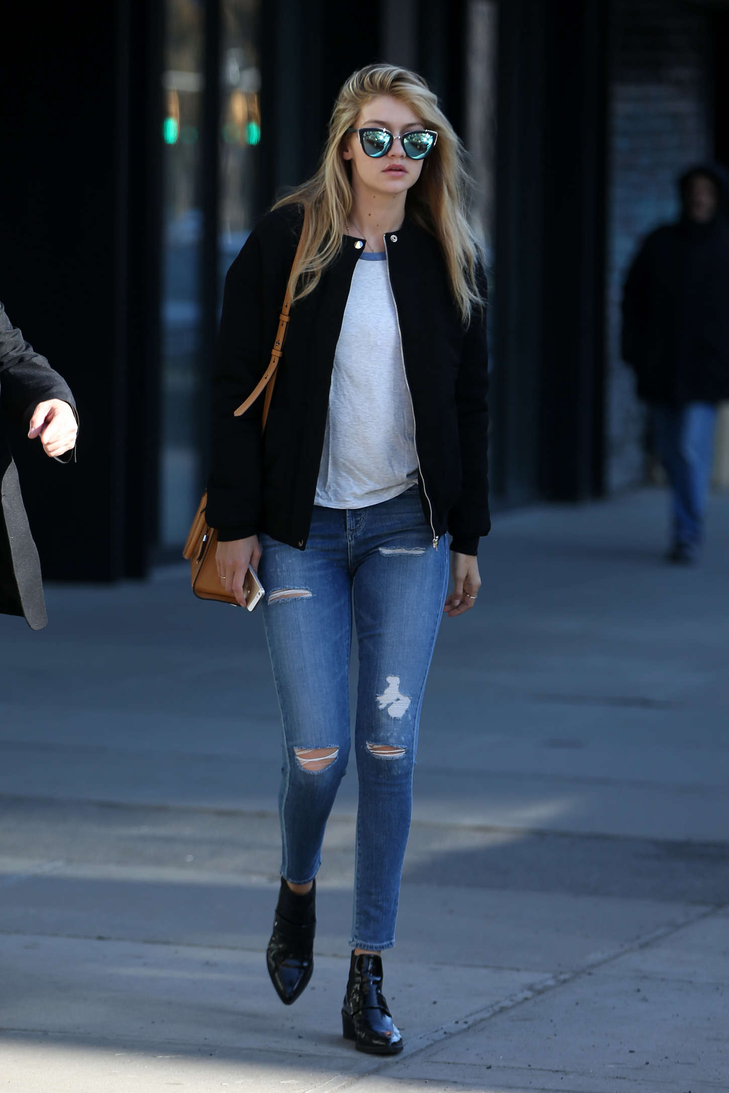 Gigi-Hadid-in-Tight-Jeans--10.jpg