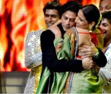 Shah-Rukh-Khan-Hugging-Vidya-Balan1.jpg